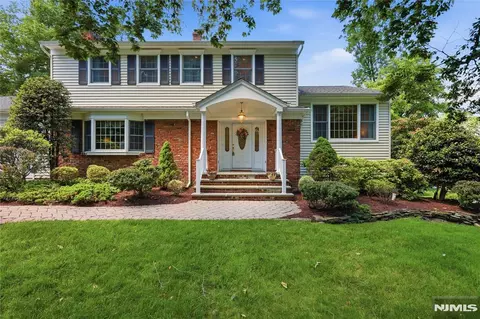 20 Coachman Ct, Berkeley Heights, NJ 07922