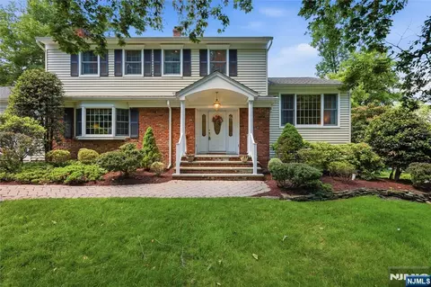 20 Coachman Ct, Berkeley Heights, NJ 07922