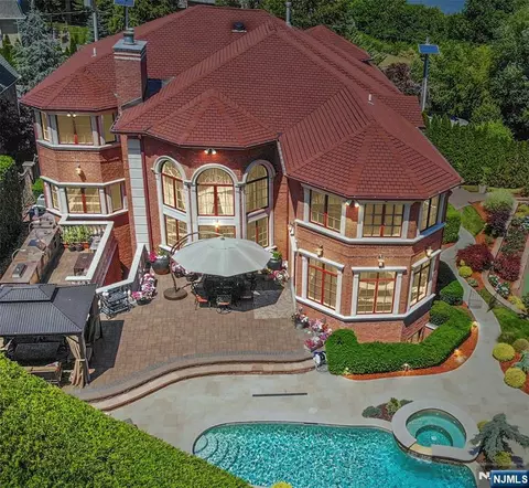 2 Euclid Rd, Fort Lee, NJ 07024