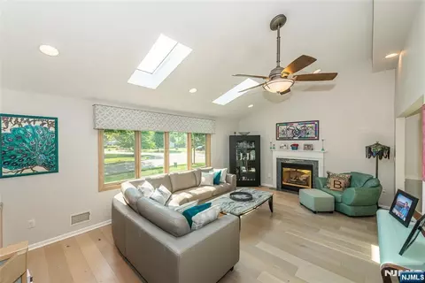 22 Woodbine Trl, Parsippany, NJ 07054