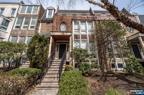 130 Kensington Dr, Fort Lee, NJ 07024