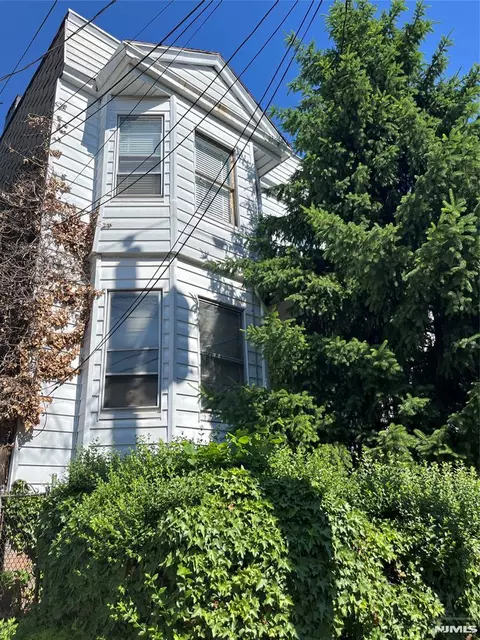 861 19th St, Newark, NJ 07108