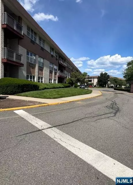 1111 River Rd #C8, Edgewater, NJ 07020