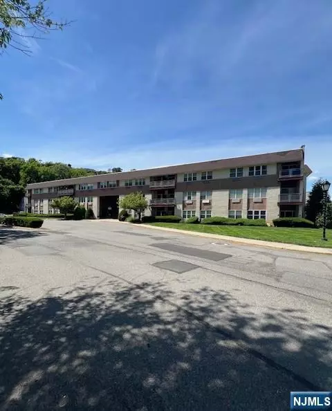 1111 River Rd #C8, Edgewater, NJ 07020