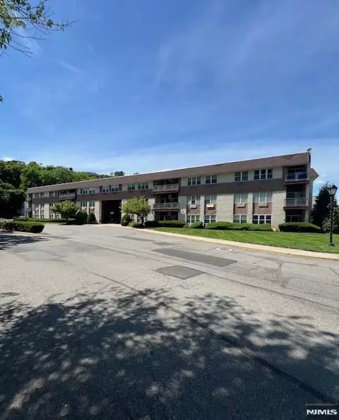 1111 River Rd #C8, Edgewater, NJ 07020