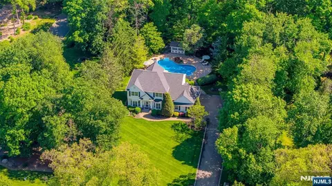 9 Timber Trl, Boonton, NJ 07005