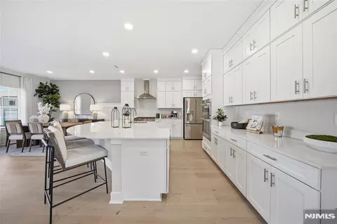 18 Arlington Pl, Oakland, NJ 07436