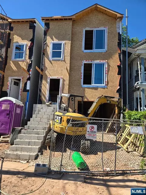 16 Cliff St, Newark, NJ 07106