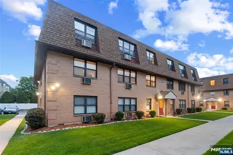 29 N End Dr, Secaucus, NJ 07094