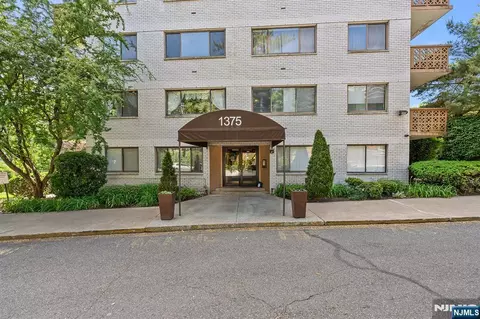 1375 River Rd #1E, Edgewater, NJ 07020