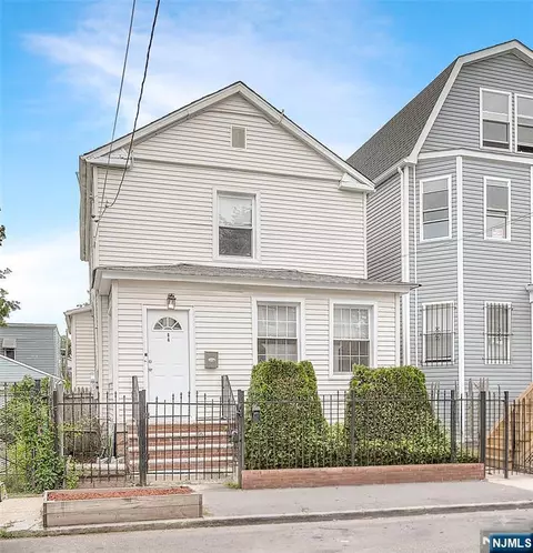 64 Norwood St, Newark, NJ 07106