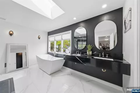 Bath - 13 Dogwood Ct, Paramus, NJ 07652 photo 4 of 6