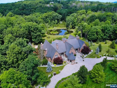 1 Cherokee Ct, Sparta, NJ 07871
