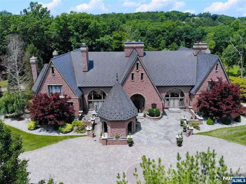1 Cherokee Ct, Sparta, NJ 07871