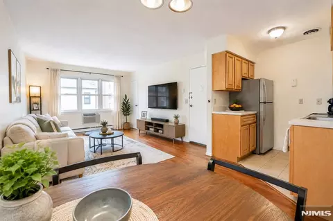 412 68th St #17, Guttenberg, NJ 07093