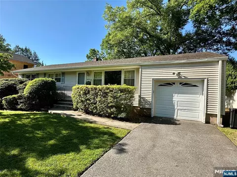 622 Valley Ct, Township Of Washington, NJ 07676