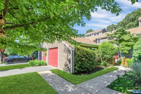 172 Grandview Ln, Mahwah, NJ 07430