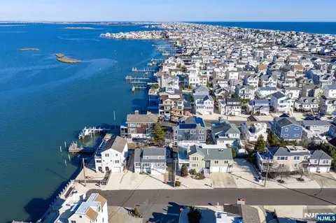 25 W Bayberry Dr, Beach Haven, NJ 08008