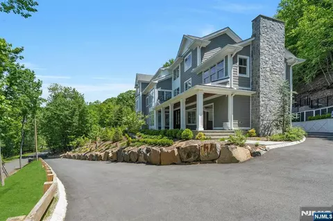 976 Scioto Dr, Franklin Lakes, NJ 07417