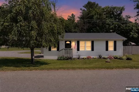 16 Clover Ln, Glenwood, NJ 07418