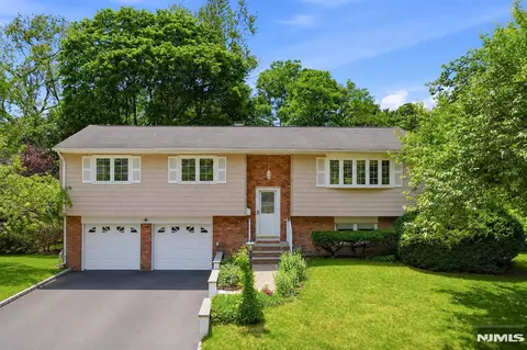 8 Nottingham Dr, East Brunswick, NJ 08816