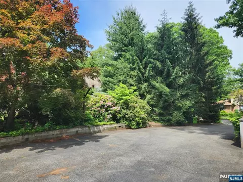 Exterior - 9 Lyncrest Dr, Paramus, NJ 07652 photo 8 of 8