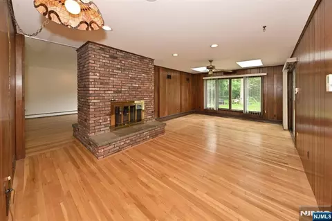 Living - 9 Lyncrest Dr, Paramus, NJ 07652 photo 3 of 6