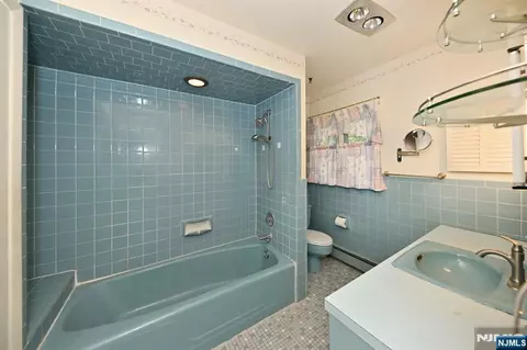 Bath - 9 Lyncrest Dr, Paramus, NJ 07652 photo 2 of 4