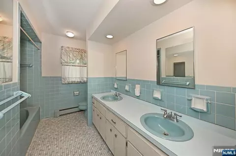 Bath - 9 Lyncrest Dr, Paramus, NJ 07652 photo 3 of 4