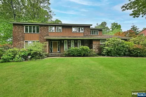 9 Lyncrest Dr, Paramus, NJ 07652