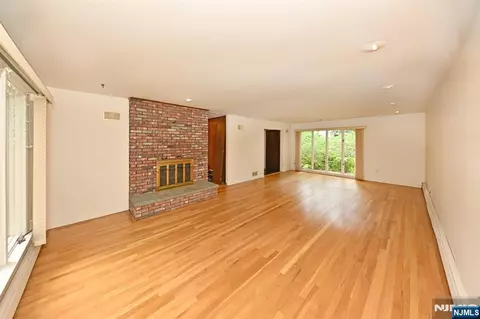Living - 9 Lyncrest Dr, Paramus, NJ 07652 photo 2 of 6