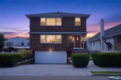 28 1st St, Wallington, NJ 07057