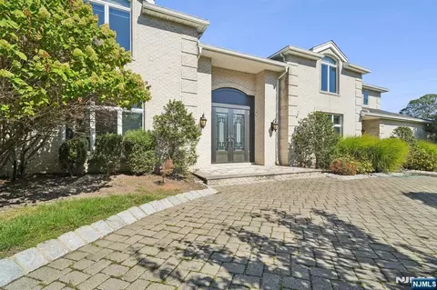 32 Laurie Dr, Englewood Cliffs, NJ 07632