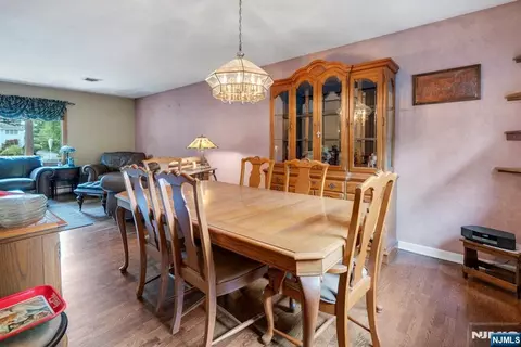 Dining - 185 Ratzer Rd, Wayne, NJ 07470 photo 4 of 5