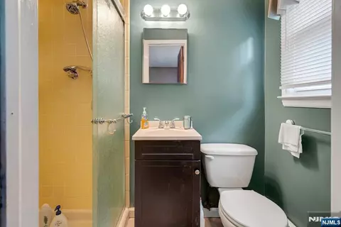 Bath - 185 Ratzer Rd, Wayne, NJ 07470 photo 3 of 3