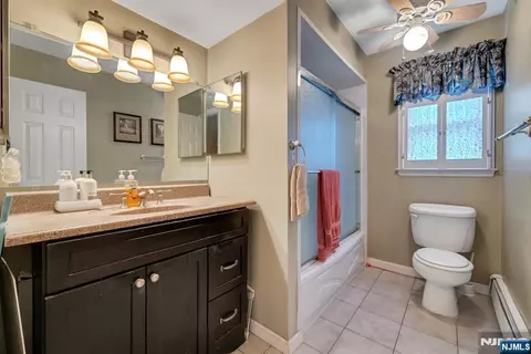 Bath - 185 Ratzer Rd, Wayne, NJ 07470 photo 2 of 3