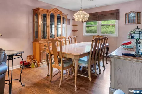 Dining - 185 Ratzer Rd, Wayne, NJ 07470 photo 3 of 5
