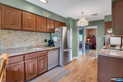 Entry Way - 185 Ratzer Rd, Wayne, NJ 07470 photo 3 of 3