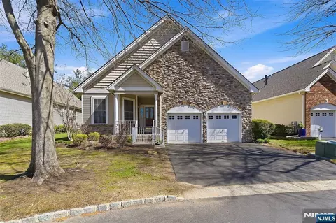 102 Hummingbird Dr, Trenton, NJ 08690