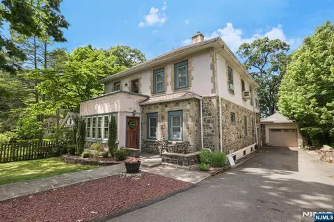 26 Maple Rd, Ringwood, NJ 07456