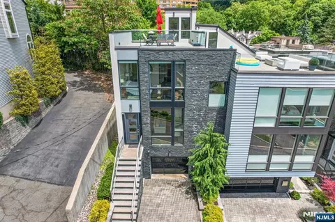 14 Hooks Ln, Edgewater, NJ 07020