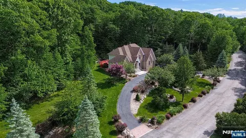 26 Stonehedge Dr, Hardyston, NJ 07460