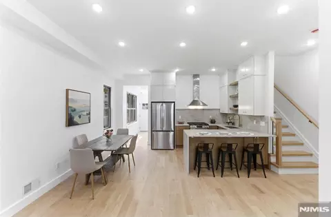 113 Oak St, Jersey City, NJ 07304