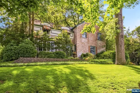 34 Hillside Ave, Glen Rock, NJ 07452