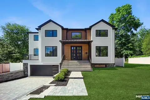33 Lincoln Ave, River Edge, NJ 07661