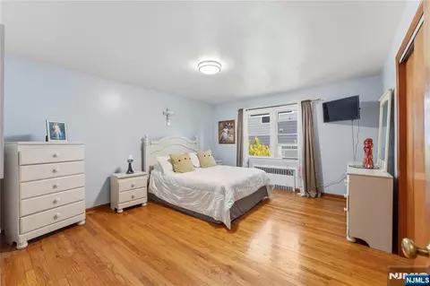 Bedroom - 72 Clarendon Pl, Hackensack, NJ 07601 photo 4 of 6