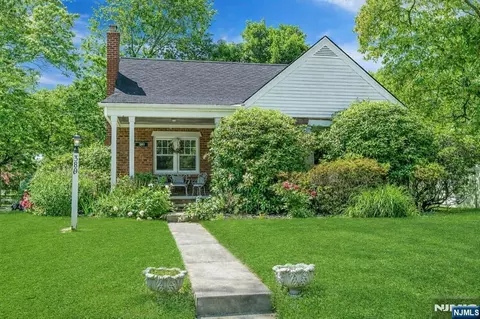 389 Bergen Blvd, Oradell, NJ 07649