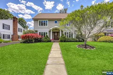 95 Spruce St, Midland Park, NJ 07432