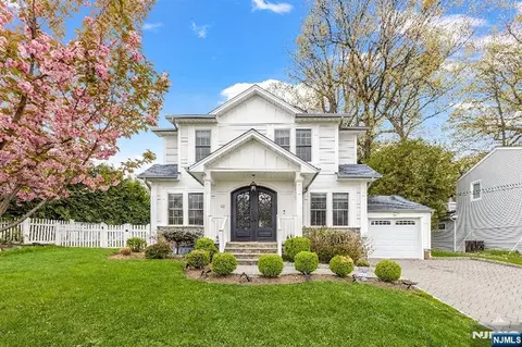 61 Roosevelt St, Cresskill, NJ 07626