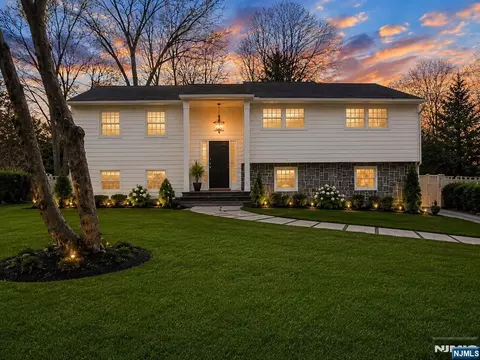 82 Palmer Dr, Livingston, NJ 07039